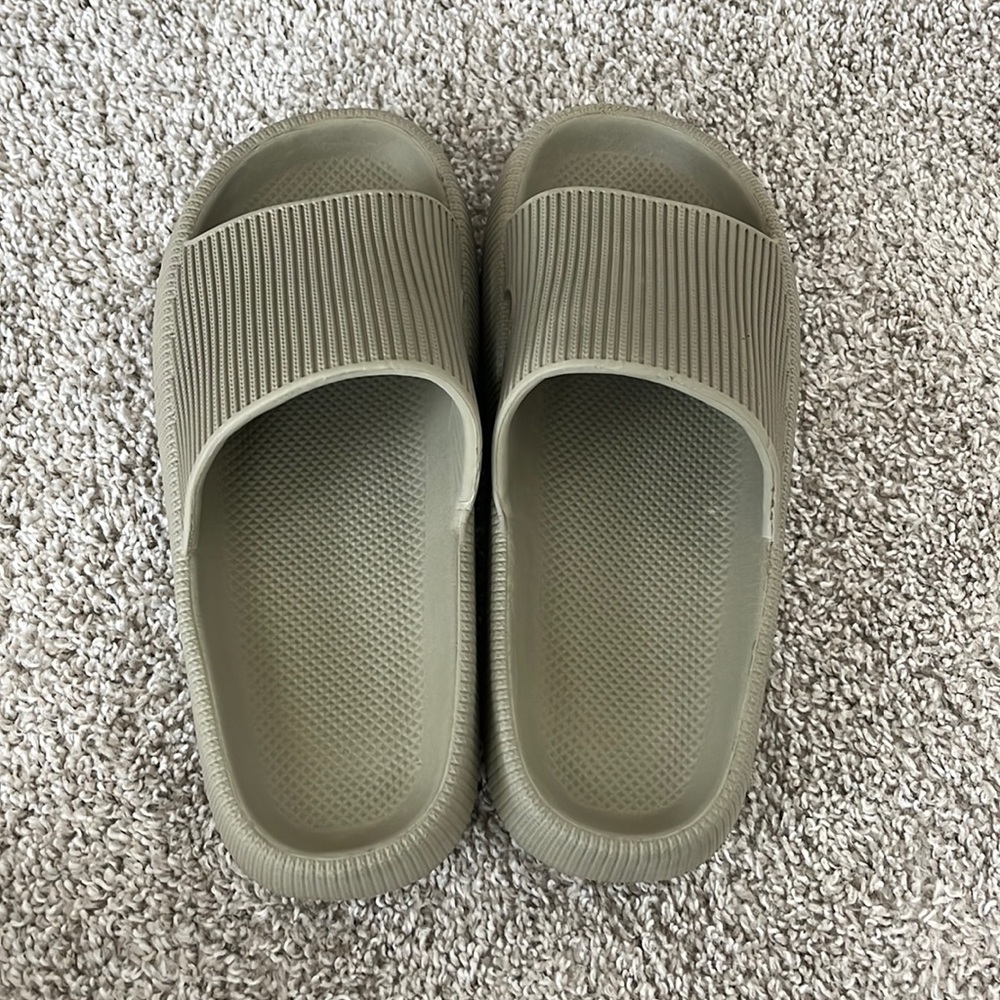 Size 8 women’s rib knit slides brand new!!